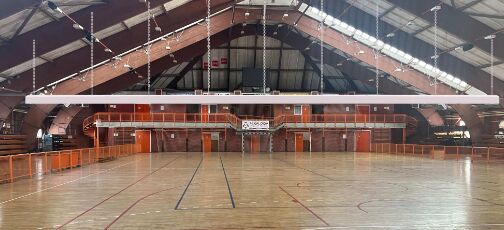 ভালো দাম স্বয়ংক্রিয় বৈদ্যুতিক নিয়ন্ত্রণ ব্যবস্থা বিভাজক পর্দা উচ্চ শক্তি সম্পন্ন কাপড়, কাস্টমাইজযোগ্য রঙ ইনডোর খেলার জন্য অনলাইন